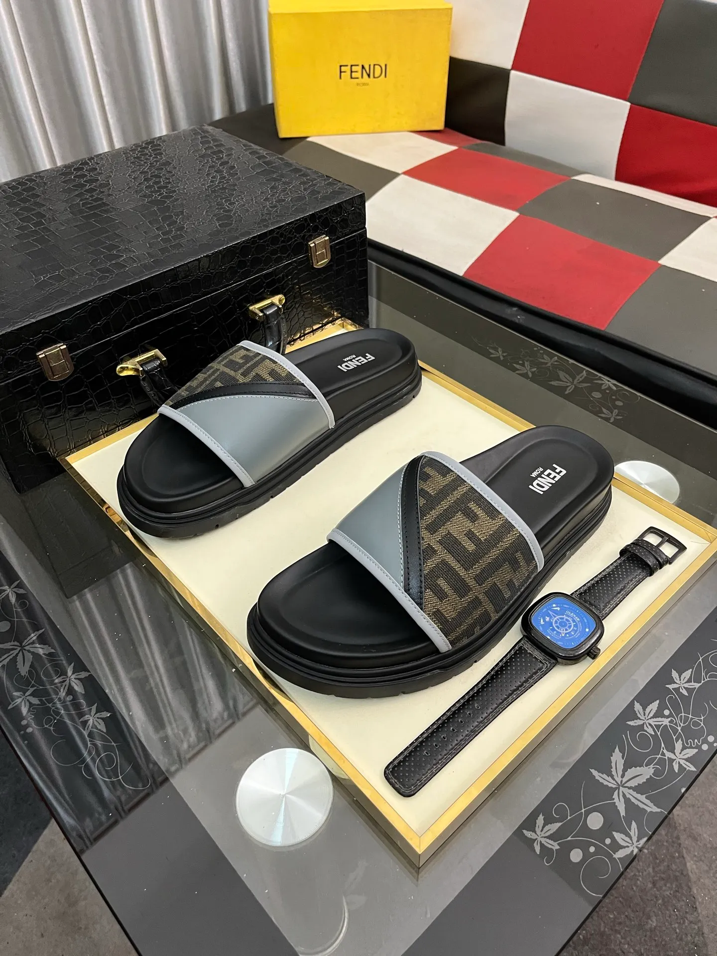 Men's men's shoes💰320⌚️⌚️FENDI Fendi slippers and sandals are shipped💄How can this summer be without the blessing of little monsters💄Original imported special hardware decorative pattern➕Original private model outsole! Details determine success or failure, good quality is not afraid of magnifying details! It feels super comfortable on your feet! This summer you need a pair of trendy, cool and comfortable sandals👣 Standard size: 38-443️⃣Colors available